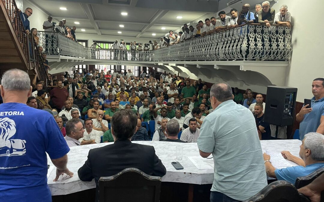 Assembleia exige passe livre e ganho real no salário